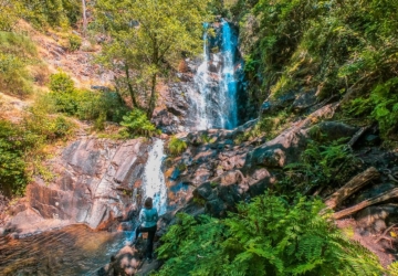 Esta caminhada passa por uma cascata monumental da Serra do Espinhal