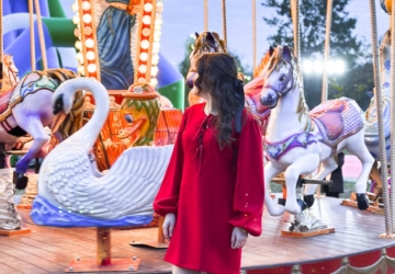 O vestido vermelho com pequenos laços para arrasar na noite de Natal