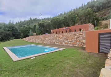 O novo turismo rural na Lousã tem bungalows, piscina aquecida e vista para o Cabril do Ceira