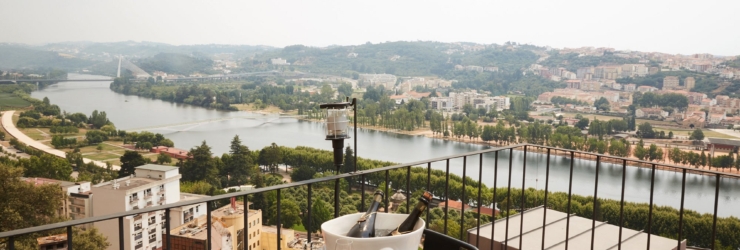 Neste hotel, pode tomar um copo de vinho com as melhores vistas sobre a cidade
