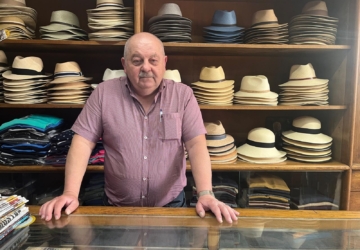 A loja centenária onde António vende chapéus e camisas há mais de 40 anos